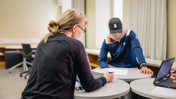 Läs mera om 'Svårt att rekrytera behöriga elev- och studiehandledare i Svenskfinland – fältet efterlyser möjlighet att studera vid sidan om jobbet'