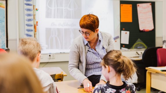 Läs mera om 'Finländska lärare gillar sitt jobb, men lönenivå och byråkrati tär på undervisningsivern, visar rapporten TALIS 2018'