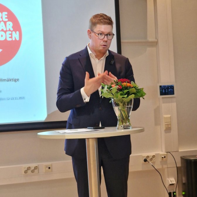 “Finlands ekonomi stärks enbart genom en utbildning av toppklass” – Lindtman gästade FSL:s fullmäktige 