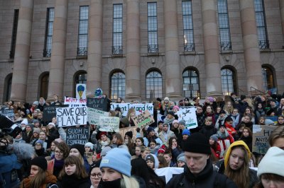 Ett hundralal elever deltog i klimatstrejken.