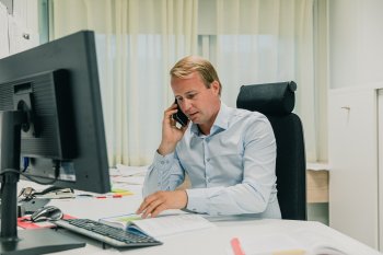 Jen Mattfolk, ombudsman på FSL, talar i telefon vid sin dator